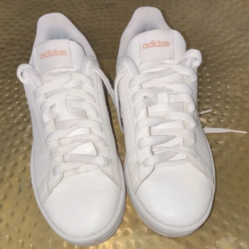 adidas Men’s White & Gold Solid Low Top Lace-Up Sneakers Gold Heel size 6